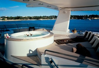 Superyacht LIONSHARE jacuzzi pool