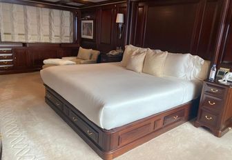 Charter yacht TELEOST master cabin berth