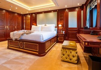 Charter yacht BLACK PEARL guest cabin overview with central berth