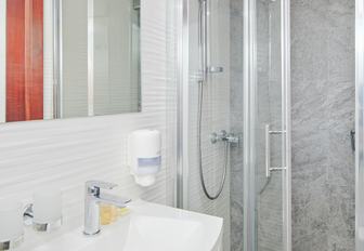 Charter yacht LUPUS MARE ensuite