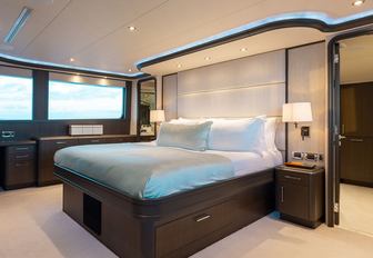 Charter yacht MEMENTO VIVERE master cabin overview