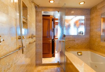 Private yacht charter LEVERAGE en suite