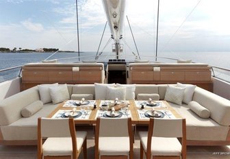 The central alfresco dining space on board sailing yacht TWIZZLE