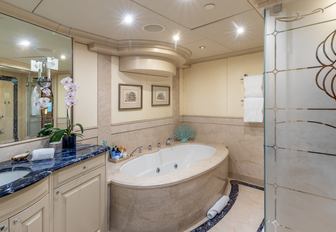 Charter yacht AMORE en suite with bath tub