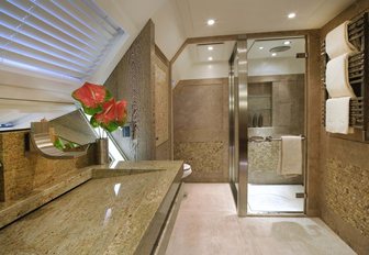 Charter yacht HEMISPHERE ensuite