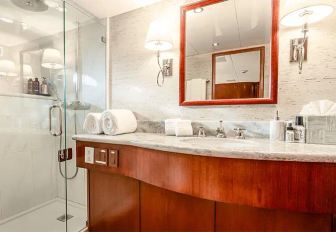 Charter yacht ESCAPE ensuite