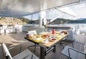 aquijo alfresco dining set-up