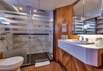 Charter yacht SHEERGOLD en suite