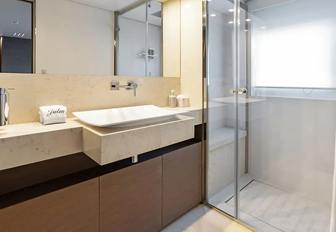 Charter yacht NO SURRENDER en suite