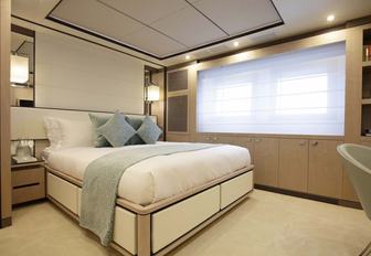Charter yacht WILLOW guest cabin with central berth