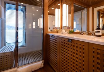 Superyacht charter HBC en suite