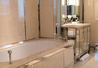 Charter yacht SOLACE en suite with bath tub