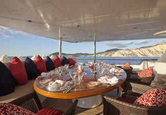 Alfresco dining on superyacht Big change ii