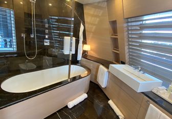 Charter yacht BOLD en suite with bath tub