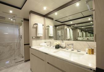 Charter yacht WILLOW en suite