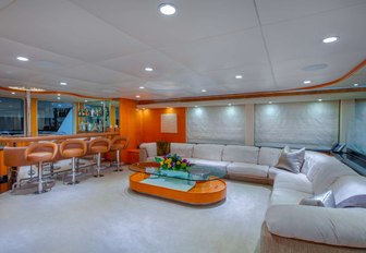 airy and light main salon on motor yacht island heiress 