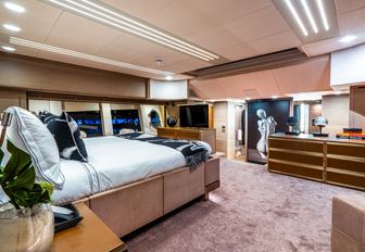 Charter yacht CIELO NERO master cabin overview with central berth