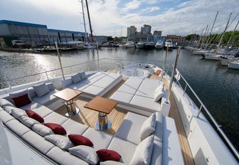 Sunpad and Jacuzzi on superyacht Happy Me