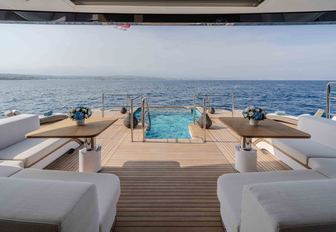 Superyacht charter SYMMETRY Oasis deck