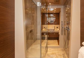 Charter yacht ZEEMAR en suite