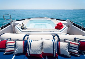 Sundeck jacuzzi on superyacht ELEMENT with sunpads surrounding