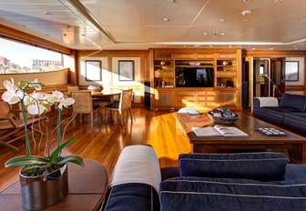 relaxed and welcoming skylounge aboard motor yacht ‘Azteca II’ 