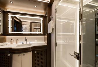 Super yacht charter AURA en suite