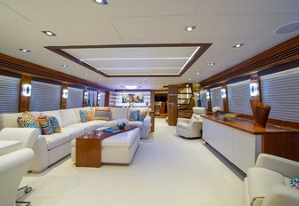 Main salon, Restless yacht