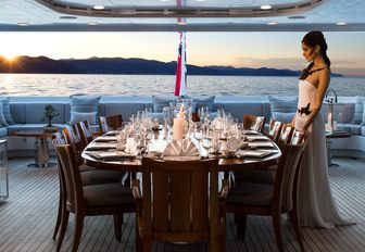 Guest enjoys elegant al fresco dining on M/Y TURQUOISE