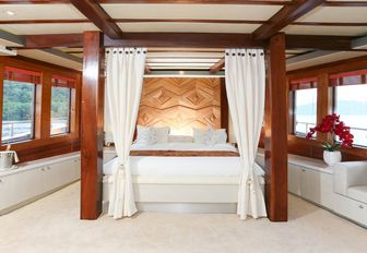 the laid back luxury of luxury phinisi LAMIMA in the master suite