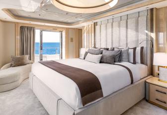 Superyacht charter AMOR A VIDA master cabin