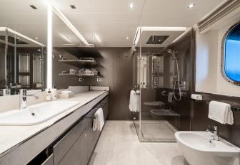Superyacht charter SALT en suite