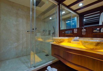 en-suite bathroom aboard charter yacht REGINA 