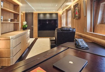Charter yacht NINO private study