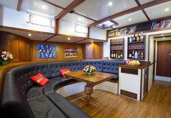 U-shaped seating area in the main salon of luxury yacht DALLINGHOO