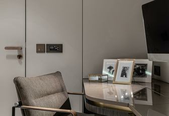 the desk in master cabin OTOCTONE 80 with photographs of the charter guests family in godl frames 