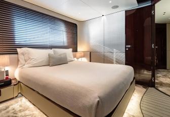 Charter yacht OWO guest cabin