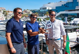 Jack Haines and Kevin Bodington of YachtBuyer presenting YB 5 Star Award