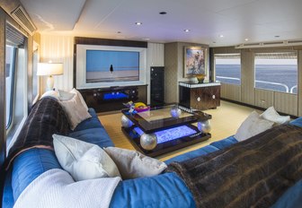 light and airy skylounge on charter yacht ‘Lady Bee’