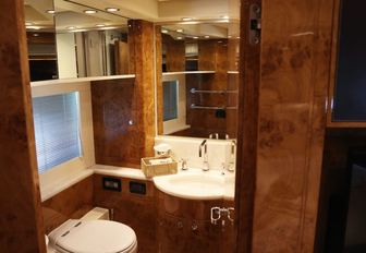 Charter yacht LADY B en suite