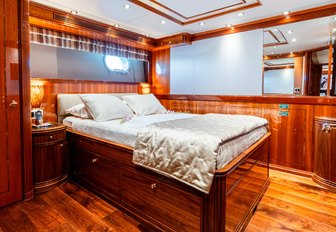 Charter yacht TEMPTATION guest cabin with central berth