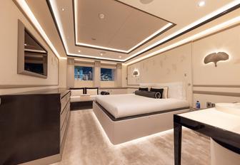 Charter yacht LUNA guest cabin