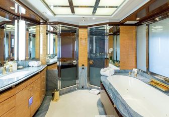 Superyacht charter LUCKY LADY en suite