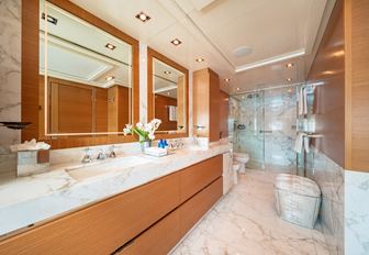 Charter yacht DB9 en suite
