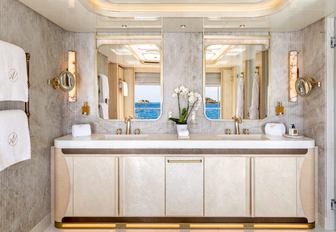 Superyacht charter AMOR A VIDA en suite double basin
