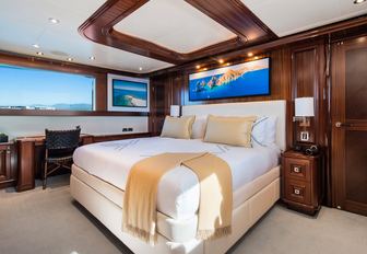 Charter yacht RULE NO.1 master cabin with central berth