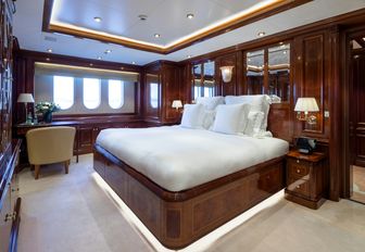 Charter yacht STARFIRE guest cabin with central berth