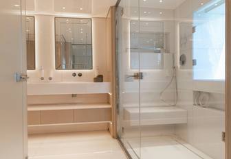 Superyacht charter PERSEVERANCE en suite with separate shower cubicle