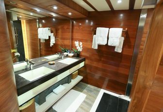 contemporary en suite aboard sailing yacht LAMIMA