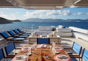 alfresco dining, lounging options and Jacuzzi on the well-equipped sundeck of superyacht ‘Victoria del Mar’